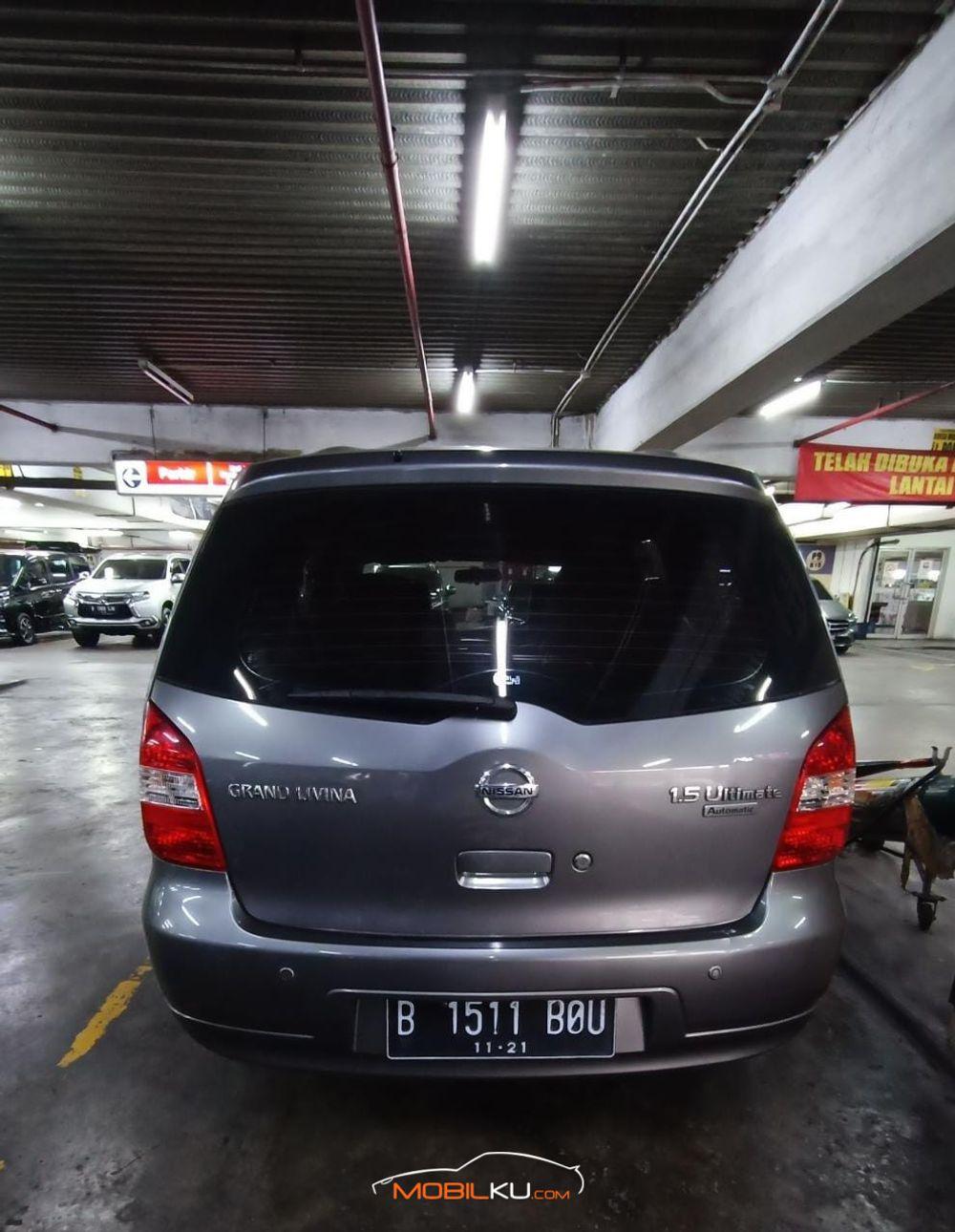 Mobil Nissan Grand Livina 2011