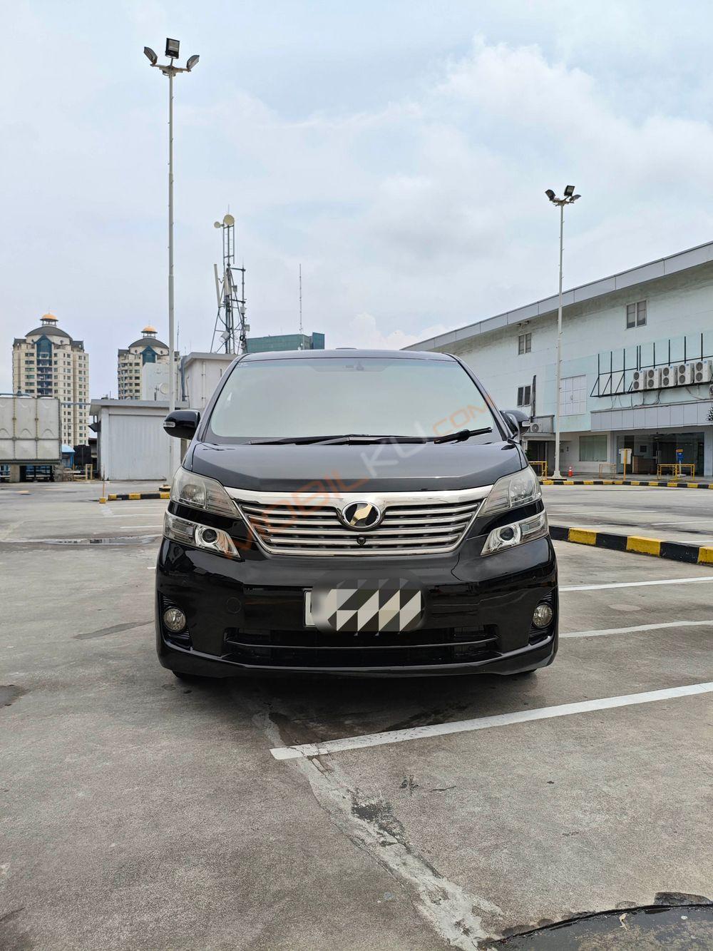 Mobil Toyota Vellfire 2010