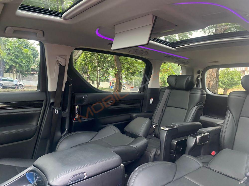 Mobil Toyota Vellfire 2015