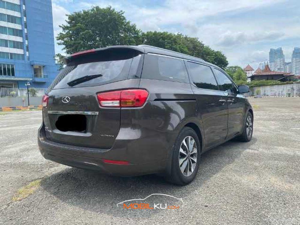 Mobil Kia Sedona 2017