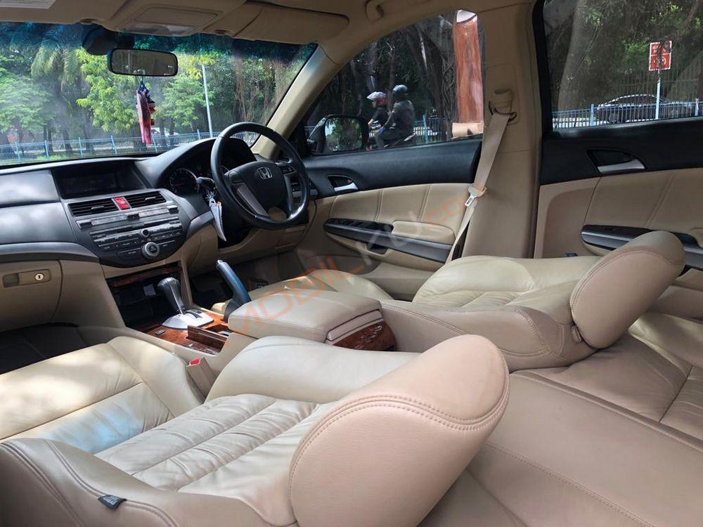 Mobil Honda Accord 2011