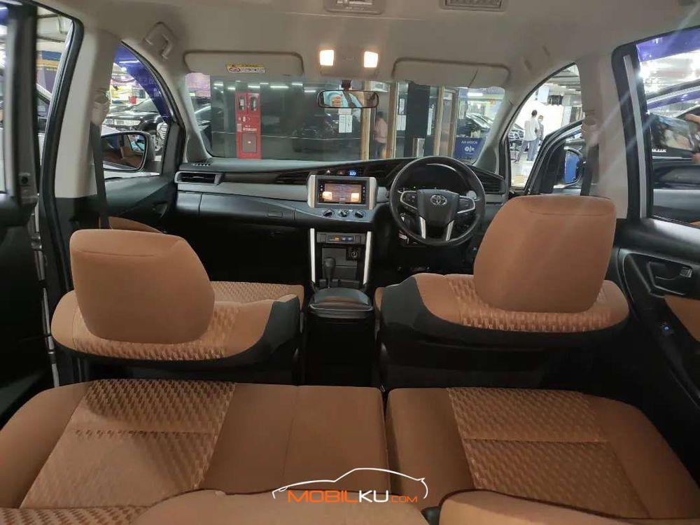 Mobil Toyota Kijang Innova 2016