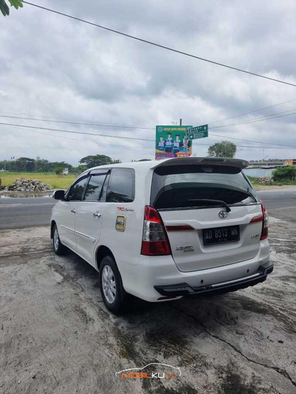 Mobil Toyota Kijang Innova 2014