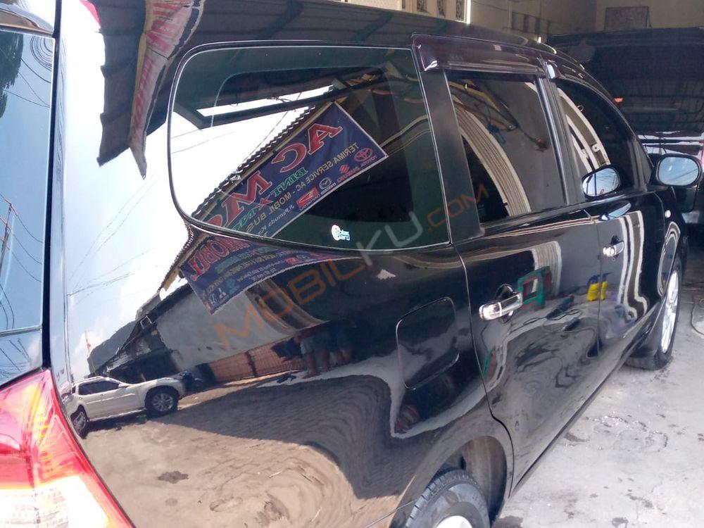 Mobil Nissan Grand Livina 2011