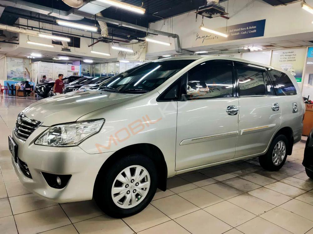 Mobil Toyota Kijang Innova 2012