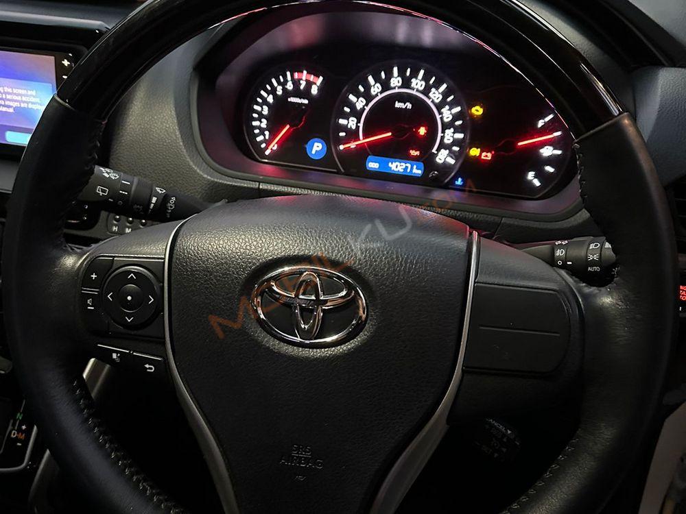 Mobil Toyota Voxy 2018