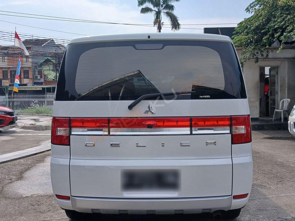 Mobil Mitsubishi Delica 2015