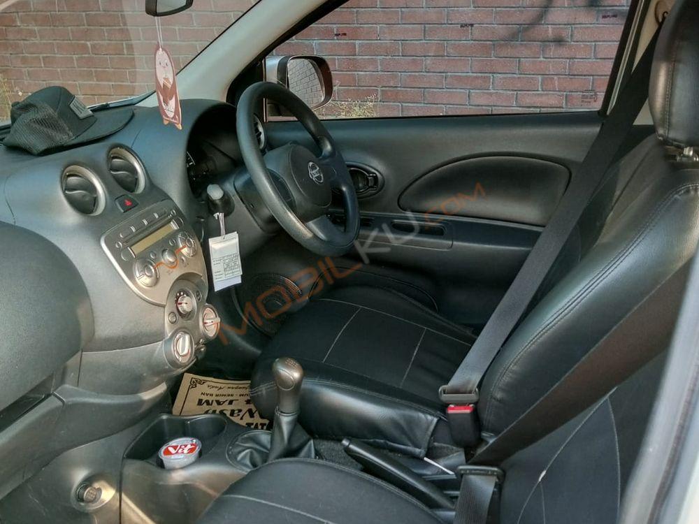 Mobil Nissan March 2013