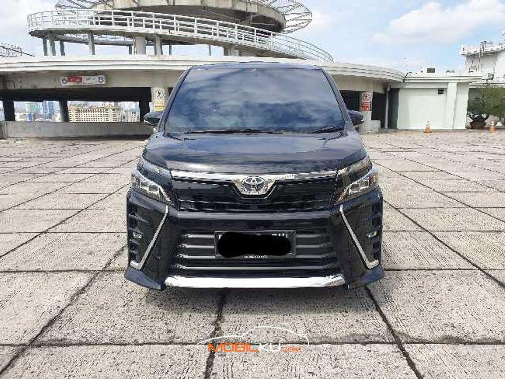 Mobil Toyota Voxy 2018