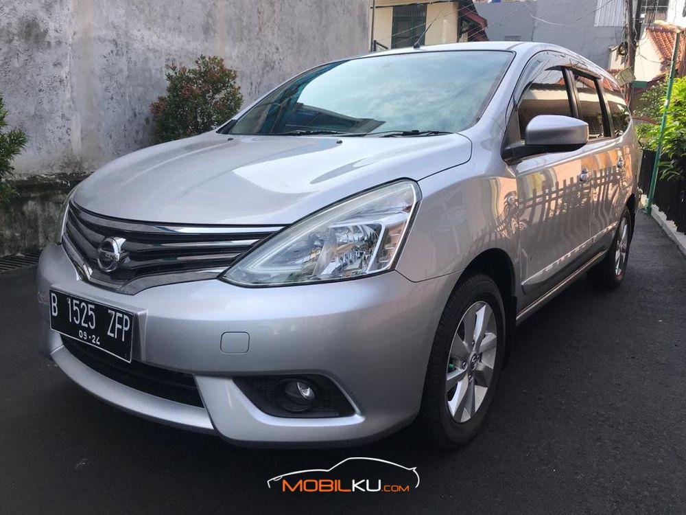 Mobil Nissan Grand Livina 2014