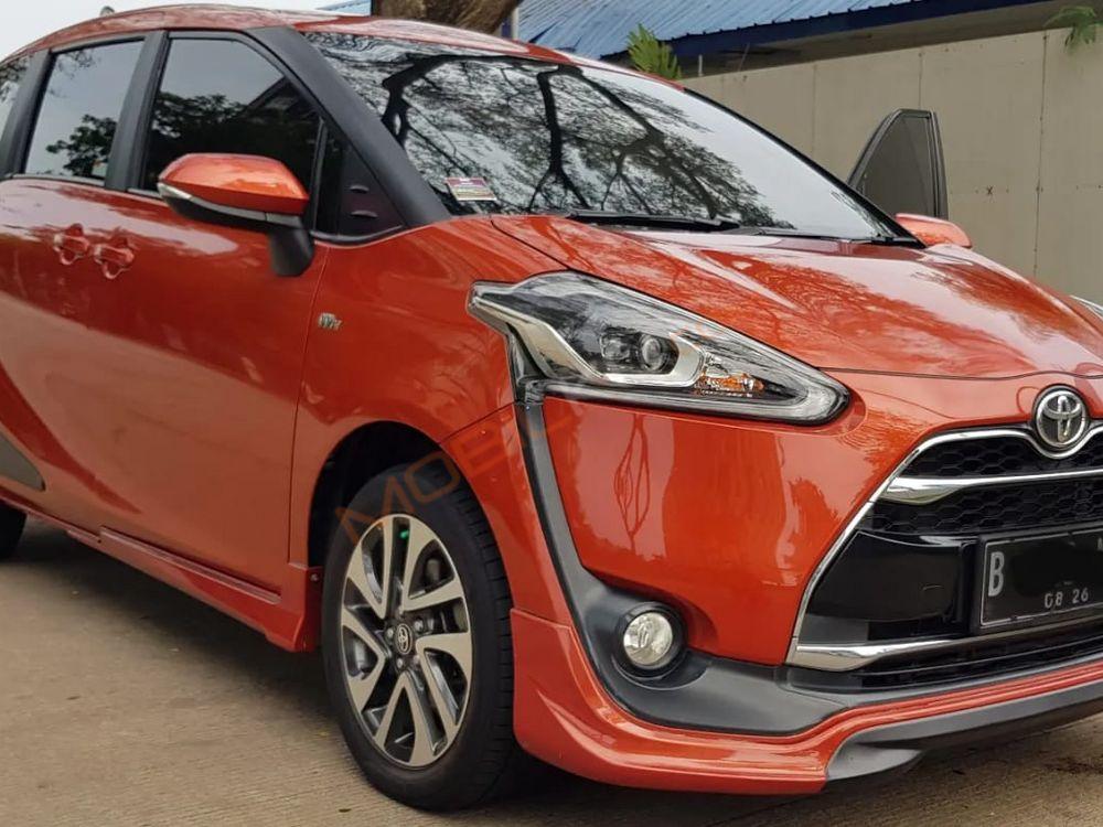 Mobil Toyota Sienta 2016