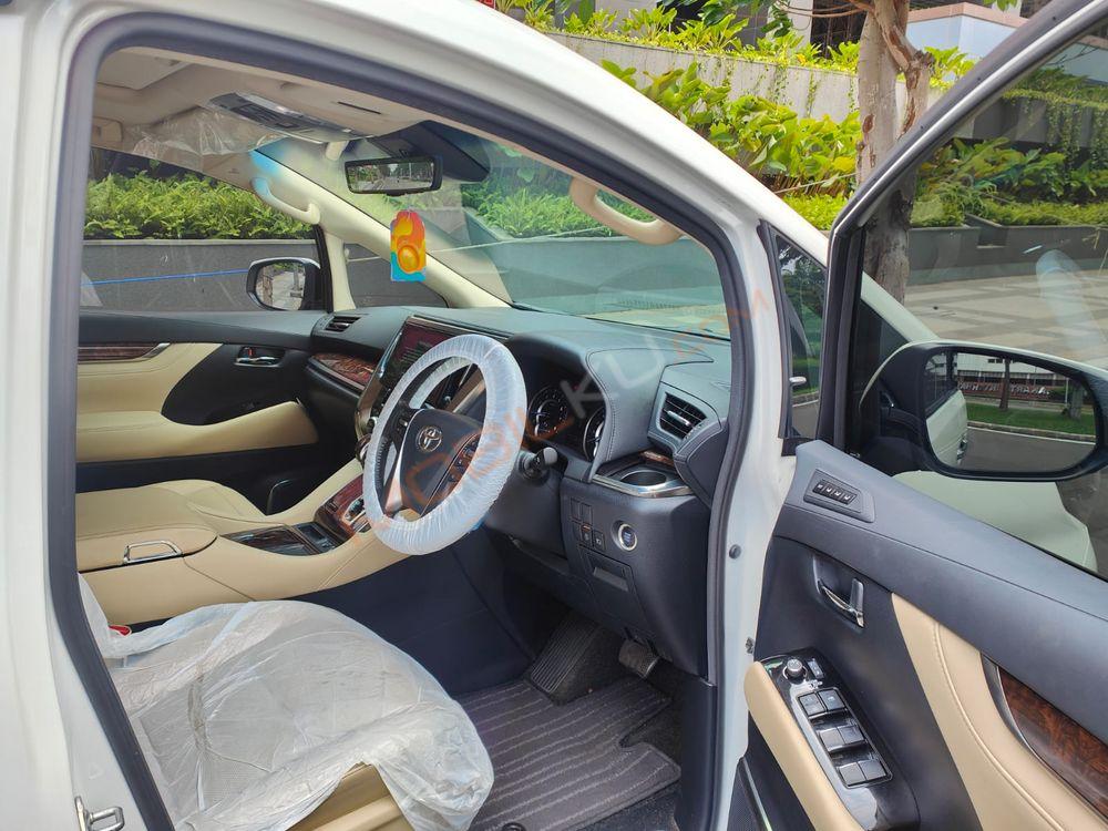 Mobil Toyota Alphard 2011