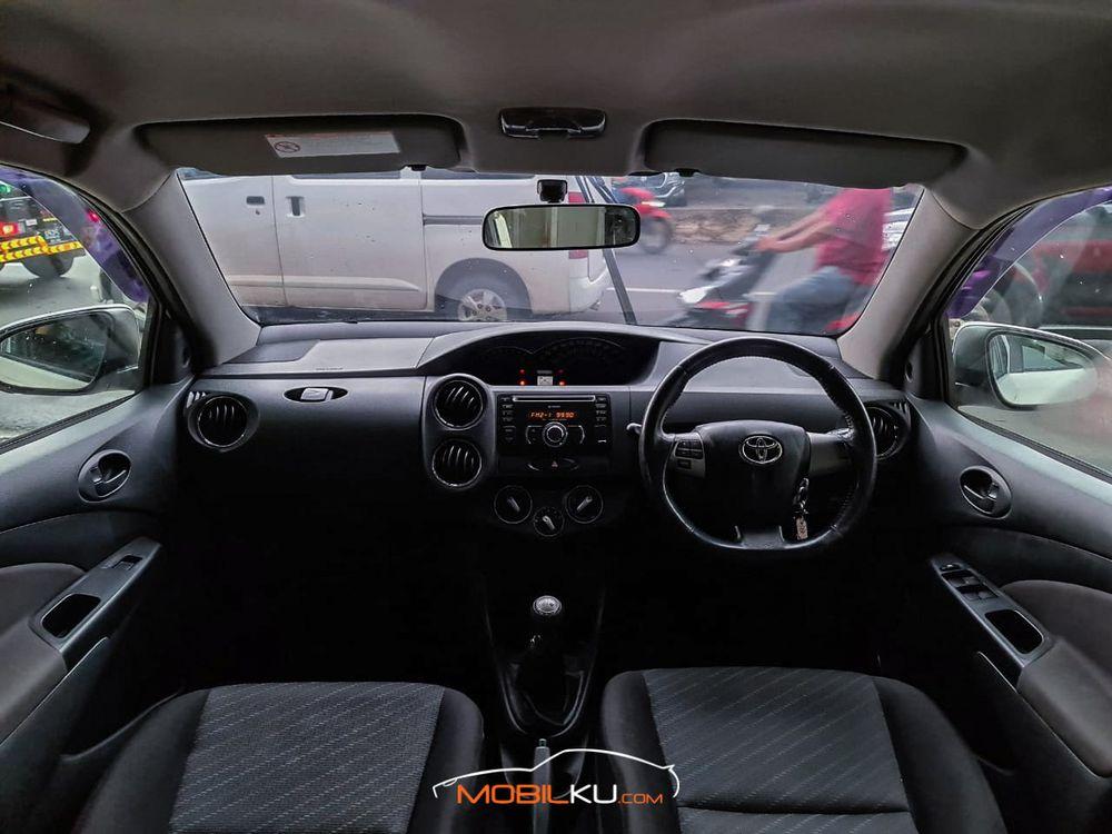 Mobil Toyota Etios 2015