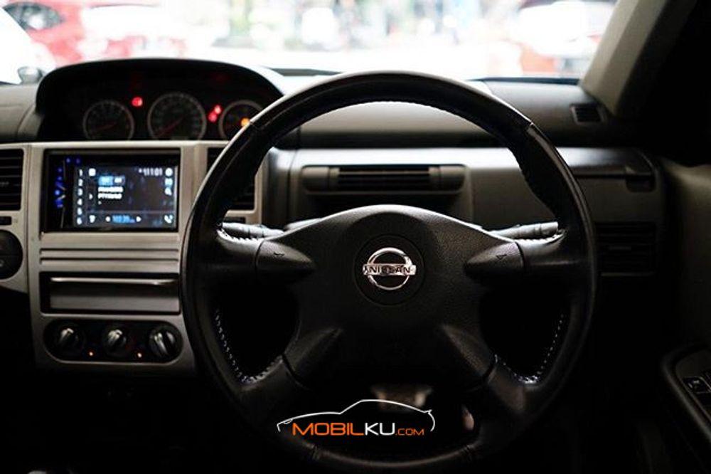 Mobil Nissan X-Trail 2008