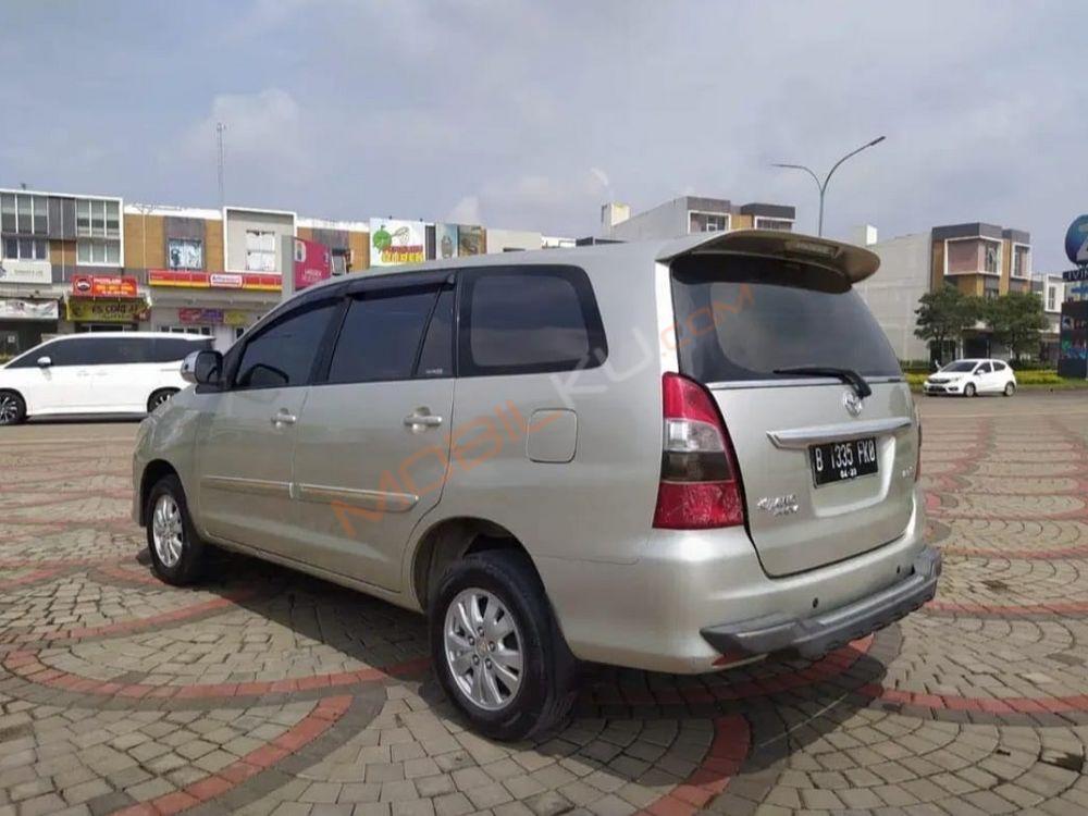 Mobil Toyota Kijang Innova 2013