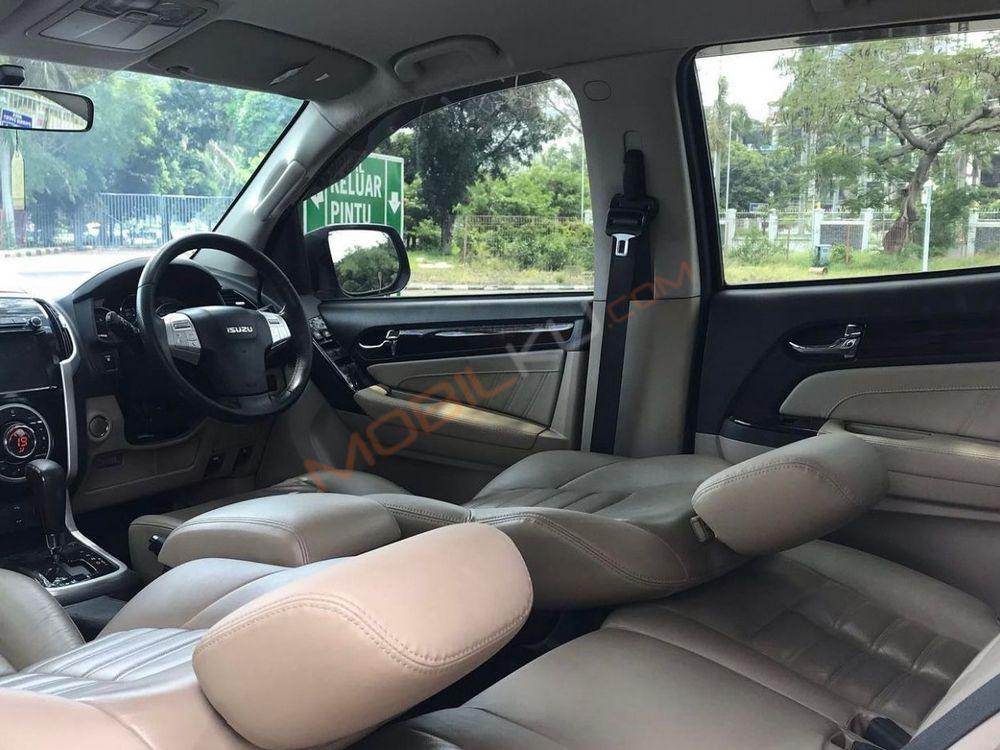 Mobil Isuzu MU-X 2017