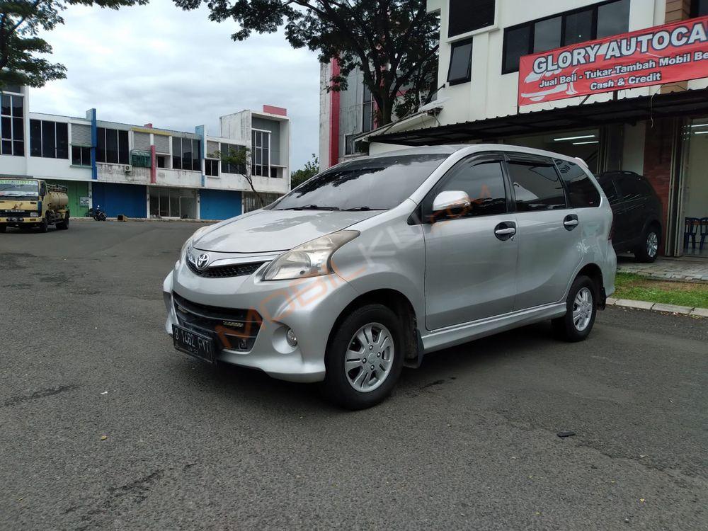 Mobil Toyota Avanza 2011