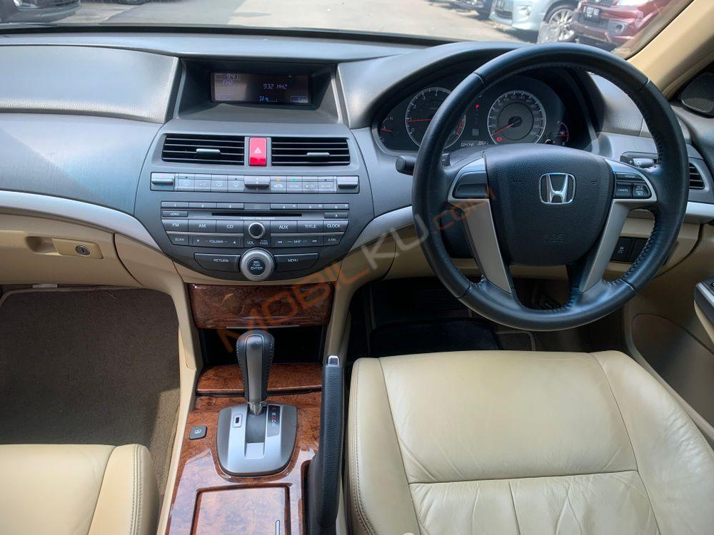 Mobil Honda Accord 2011
