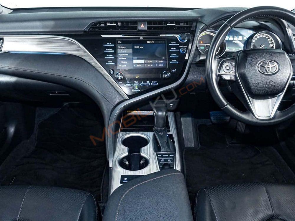 Mobil Toyota Camry 2022