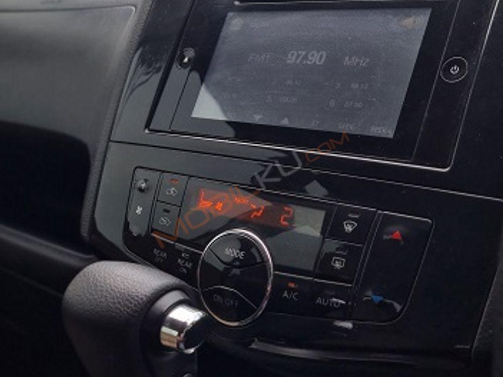 Mobil Nissan Serena 2013