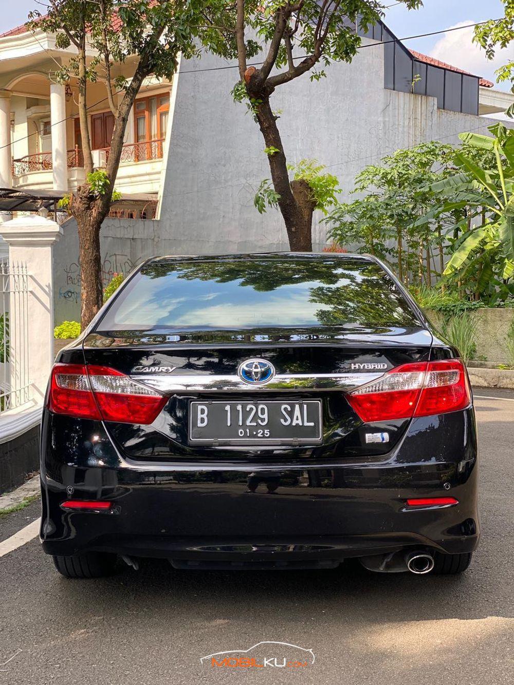 Mobil Toyota Camry 2014