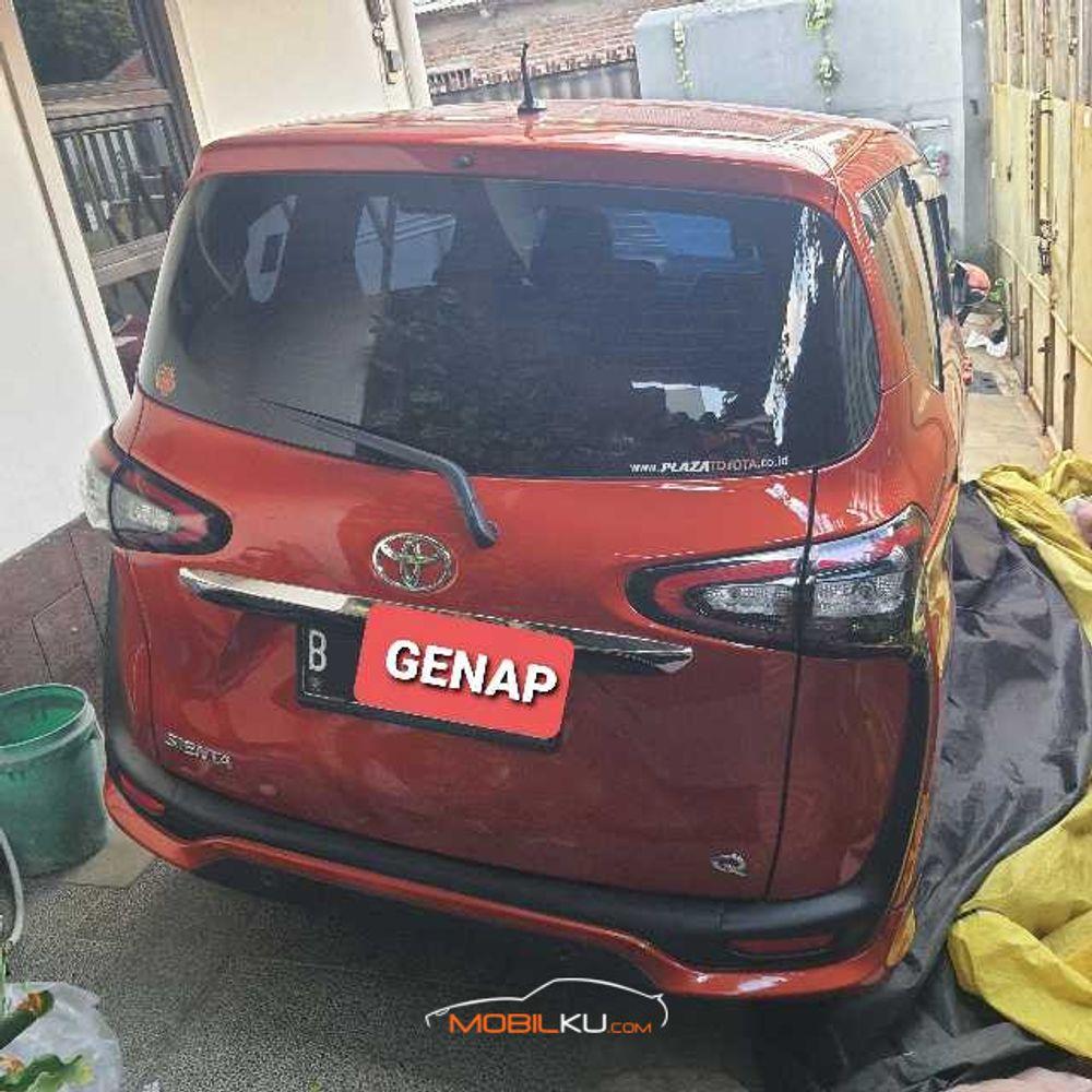 Mobil Toyota Sienta 2016