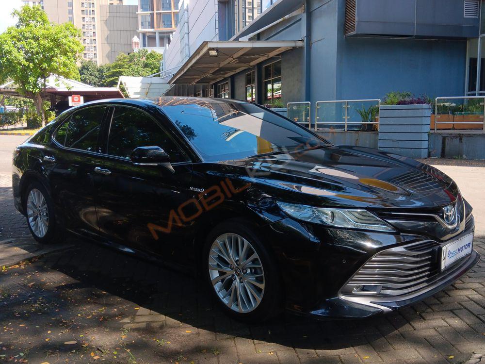 Mobil Toyota Camry 2019