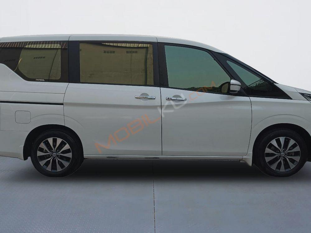 Mobil Nissan Serena 2019