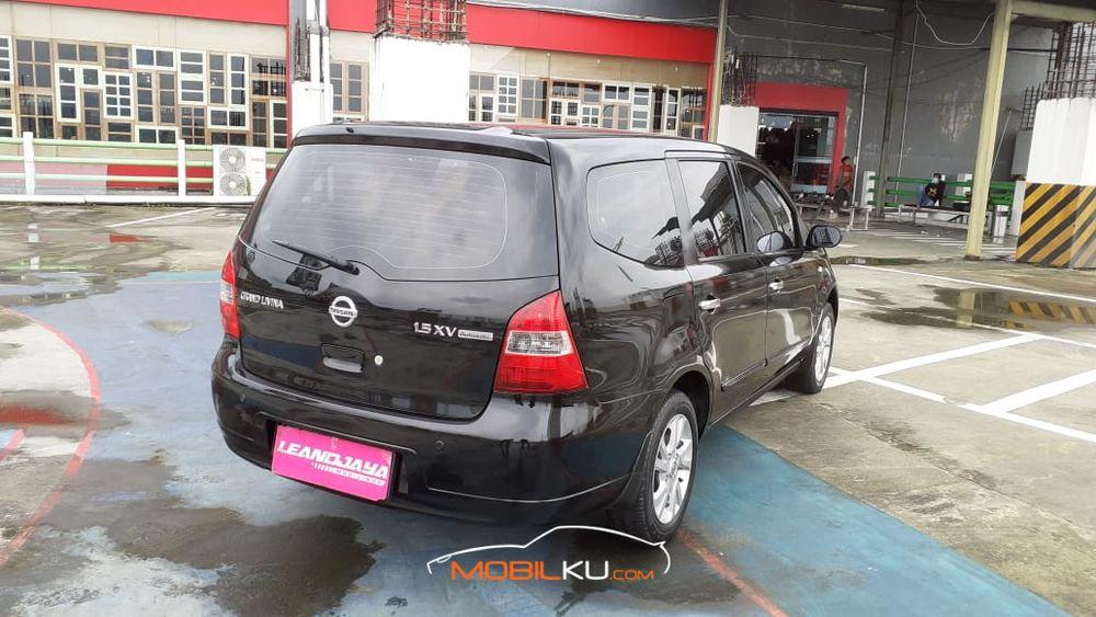 Mobil Nissan Grand Livina 2012