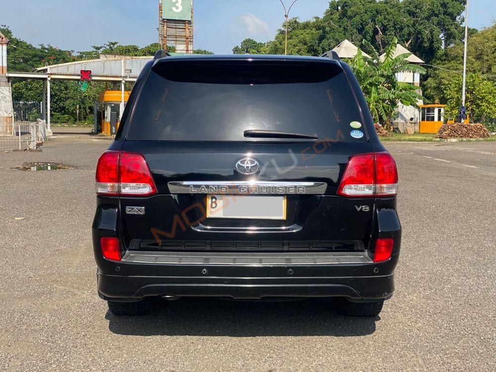 Mobil Toyota Land Cruiser 2010