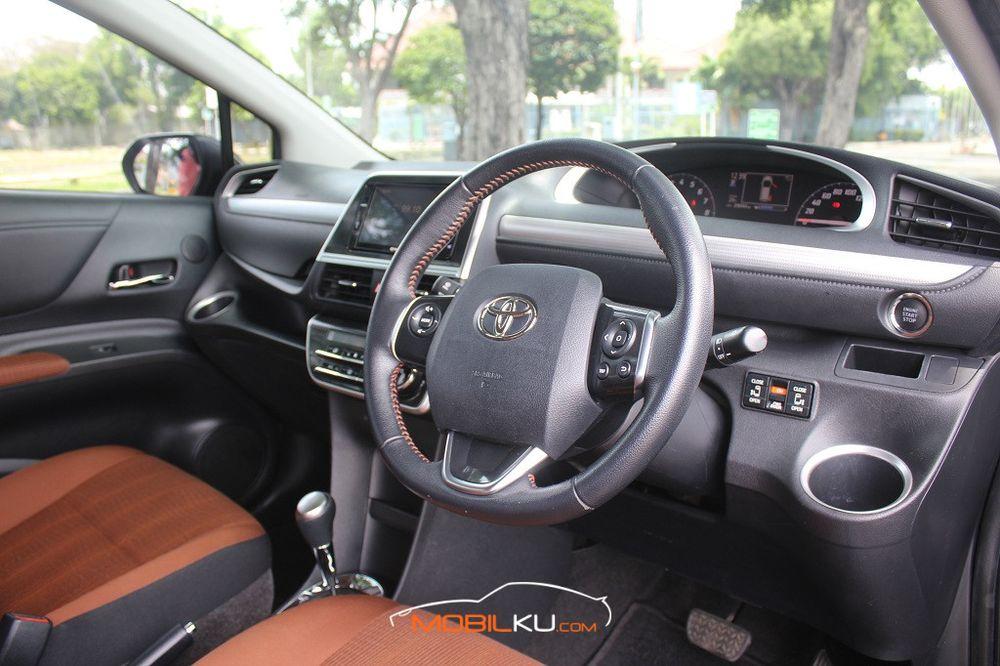 Mobil Toyota Sienta 2018