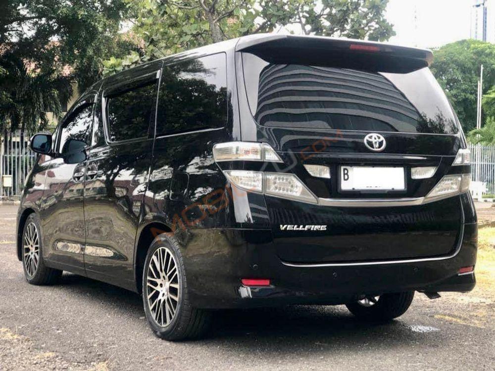 Mobil Toyota Vellfire 2010