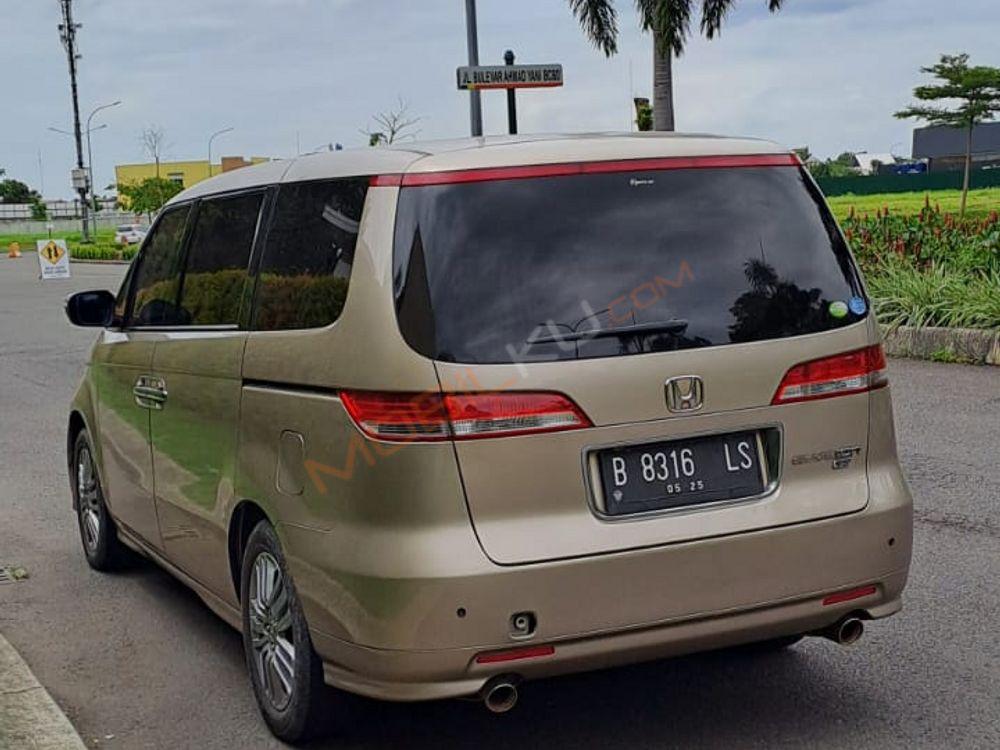 Mobil Honda Elysion 2005
