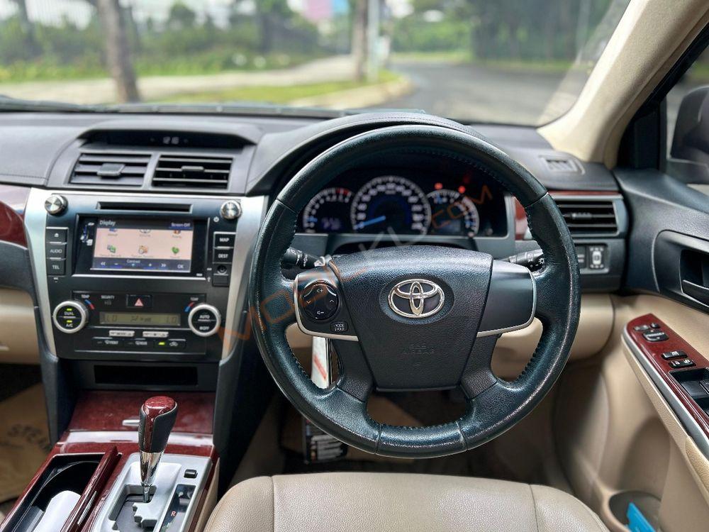 Mobil Toyota Camry 2013