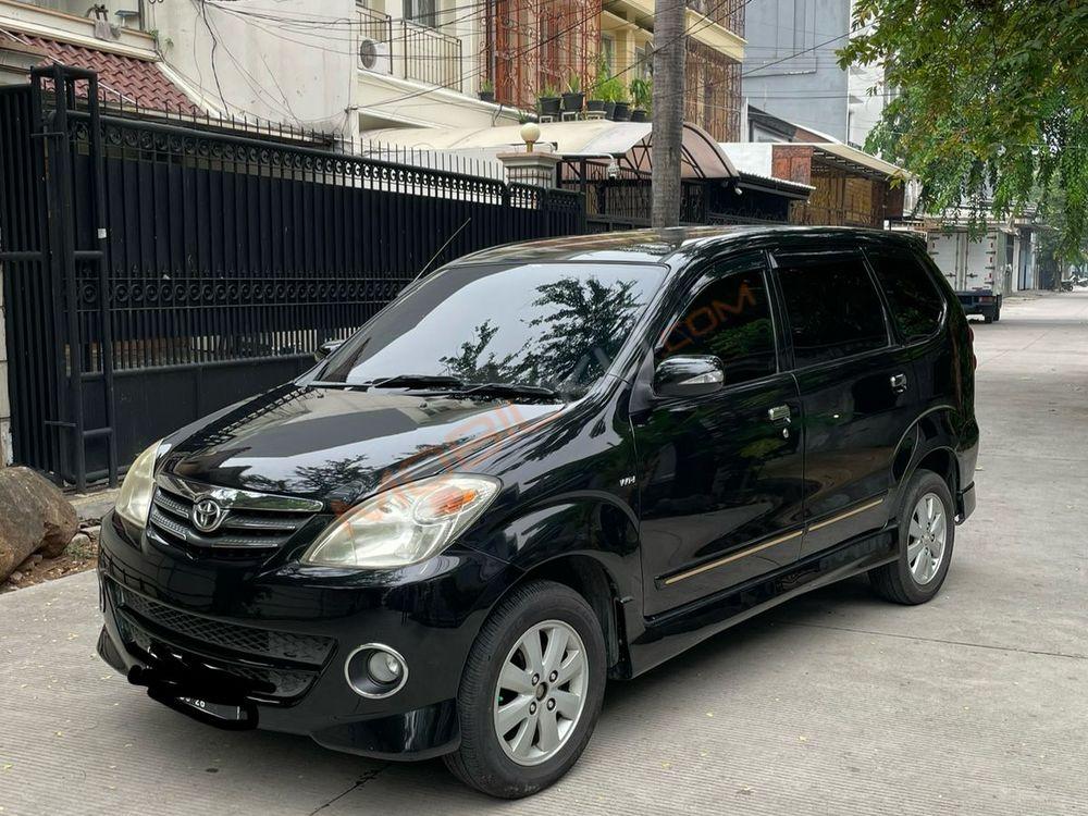 Mobil Toyota Avanza 2011