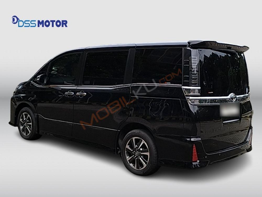 Mobil Toyota Voxy 2019