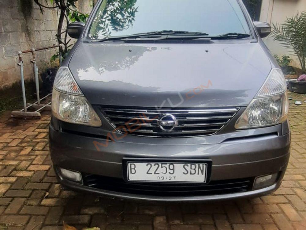Mobil Nissan Serena 2012