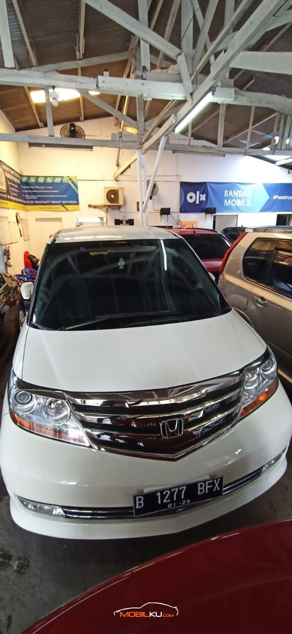 Mobil Honda Elysion 2010