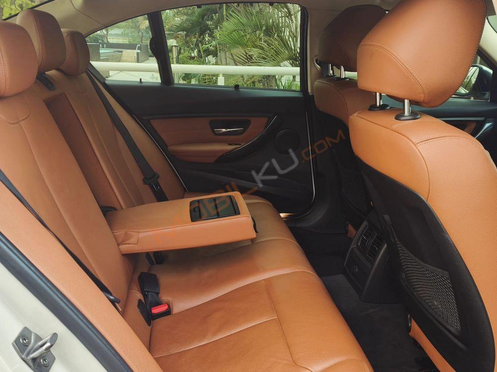 Mobil BMW 3 Series 2015