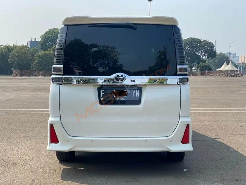 Mobil Toyota Voxy 2019