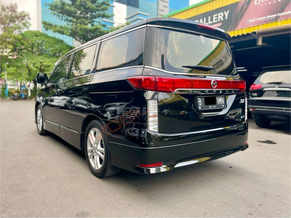 Mobil Nissan Elgrand 2013