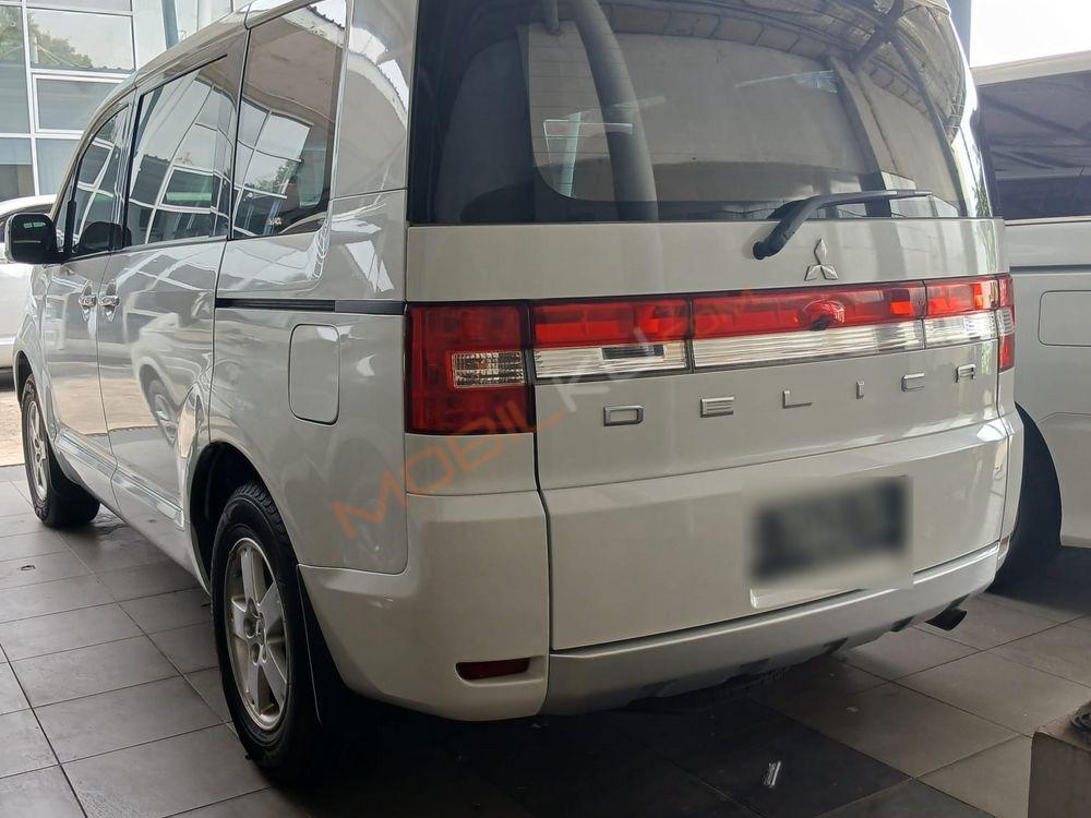 Mobil Mitsubishi Delica 2015