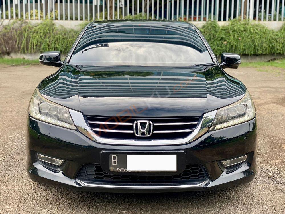 Mobil Honda Accord 2013