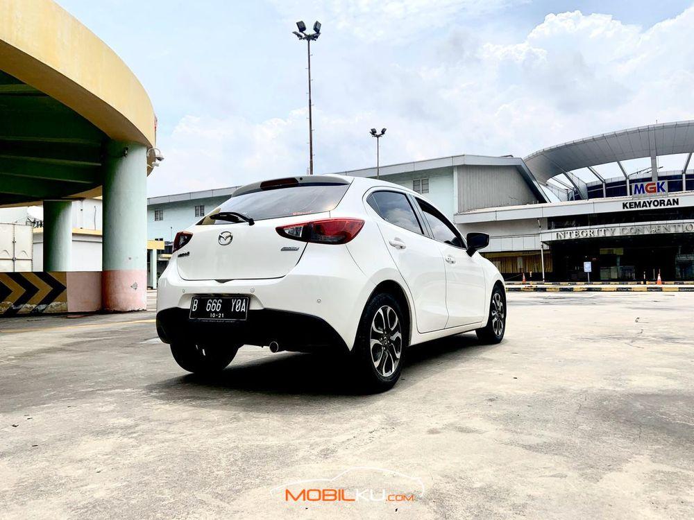 Mobil Mazda 2 Hatchback 2016