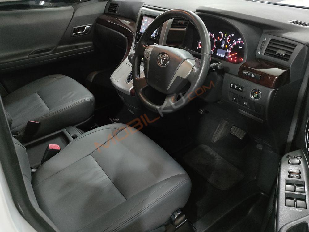 Mobil Toyota Vellfire 2012