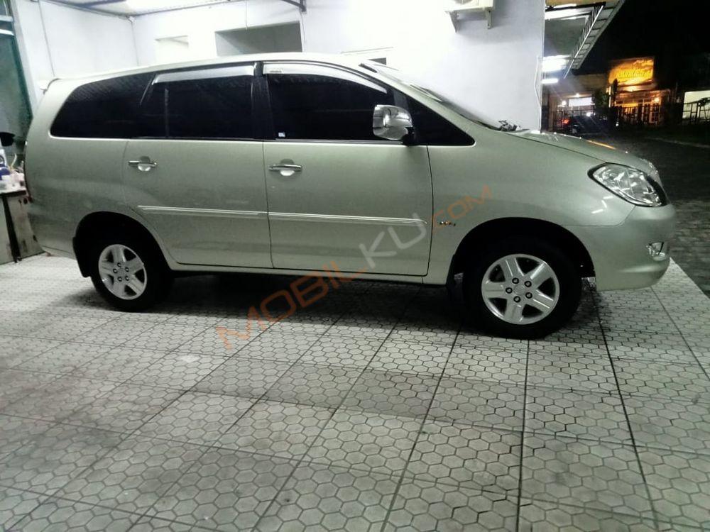 Mobil Toyota Kijang Innova 2005