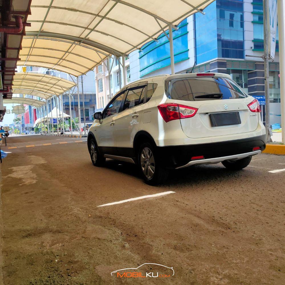 Mobil Suzuki SX4 2016