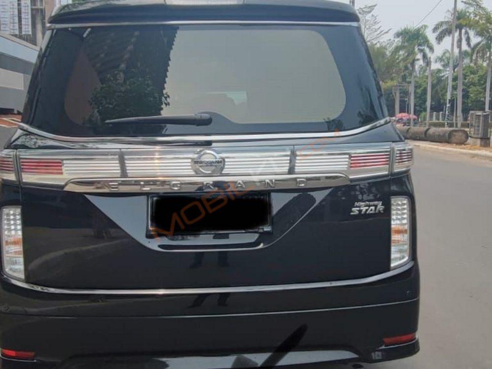 Mobil Nissan Elgrand 2015