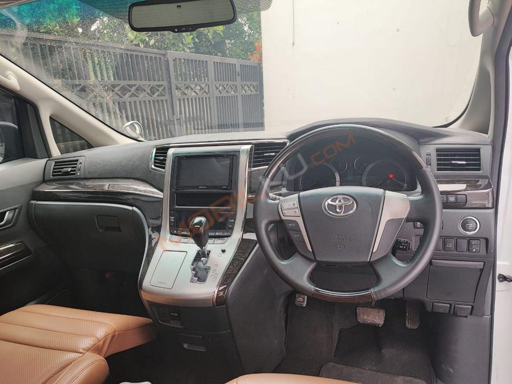 Mobil Toyota Alphard 2013