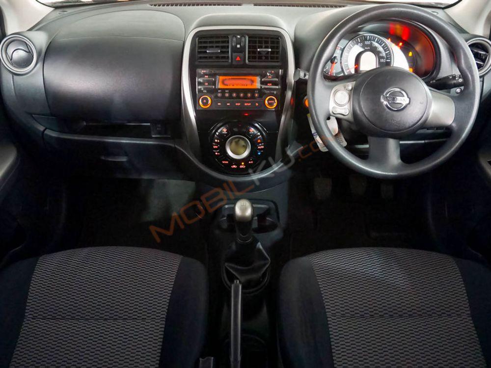 Mobil Nissan March 2014